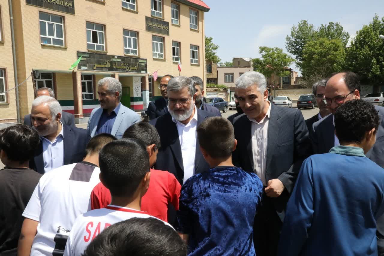 آلبوم تصویری / حضور استاندار آذربایجانغربی در جمع معلمان مدرسه شهید عبدیلی