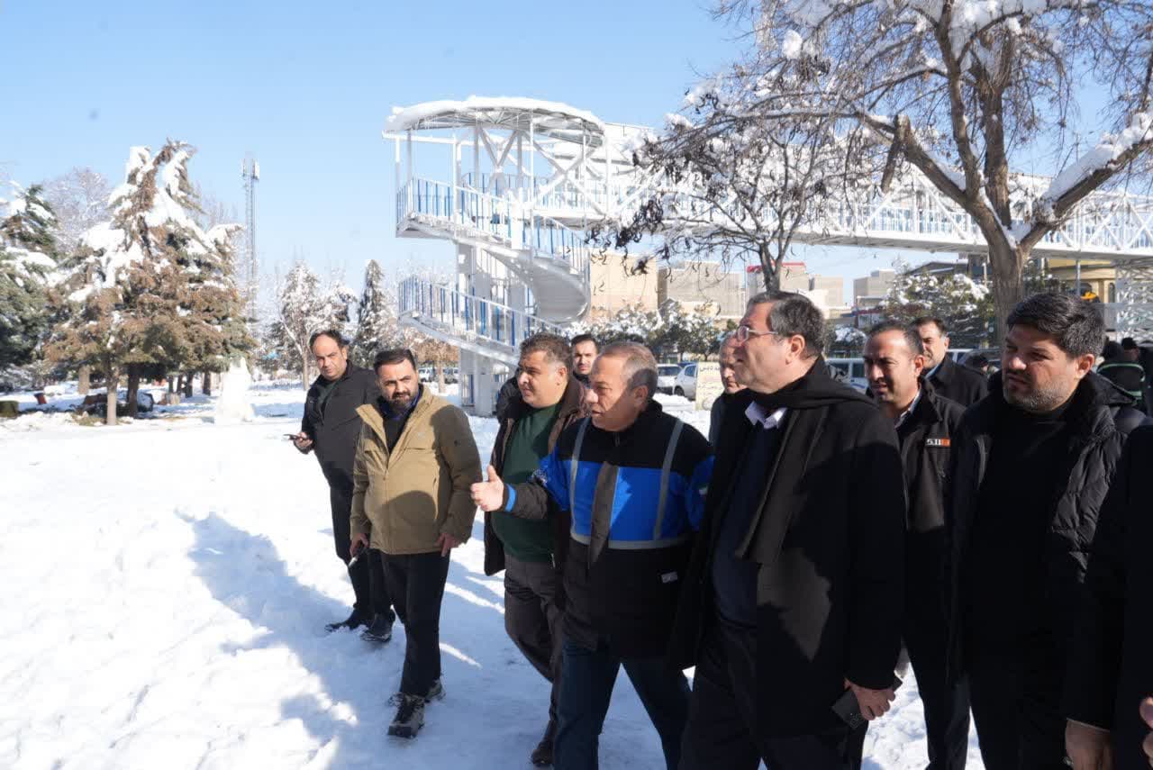 آلبوم تصویری / بازدید میدانی استاندار آذربایجانغربی از روند جمع آوری برف در مناطق مختلف ارومیه