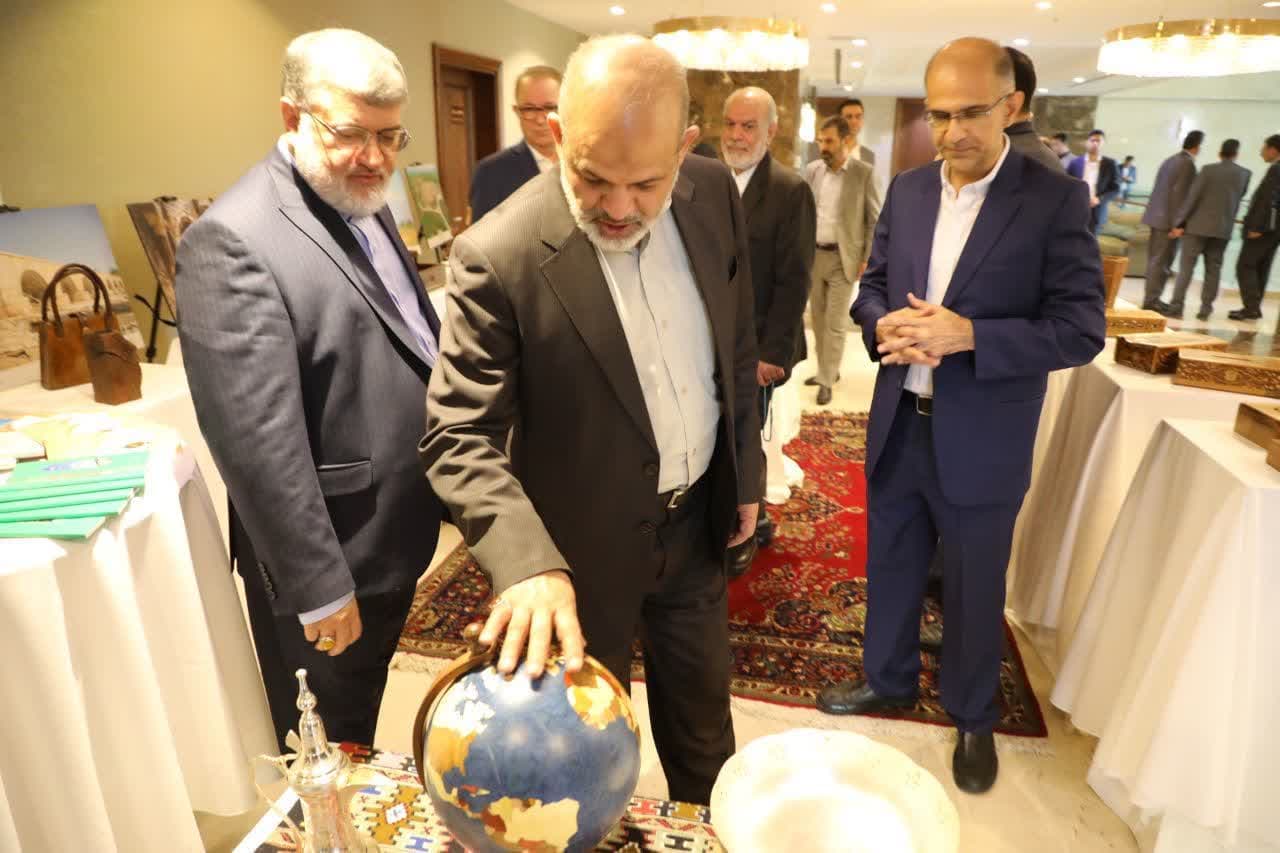 بازدید وزیر کشور از غرفههای صنایعدستی استانهای شمال غرب کشور در ارومیه + تصاویر