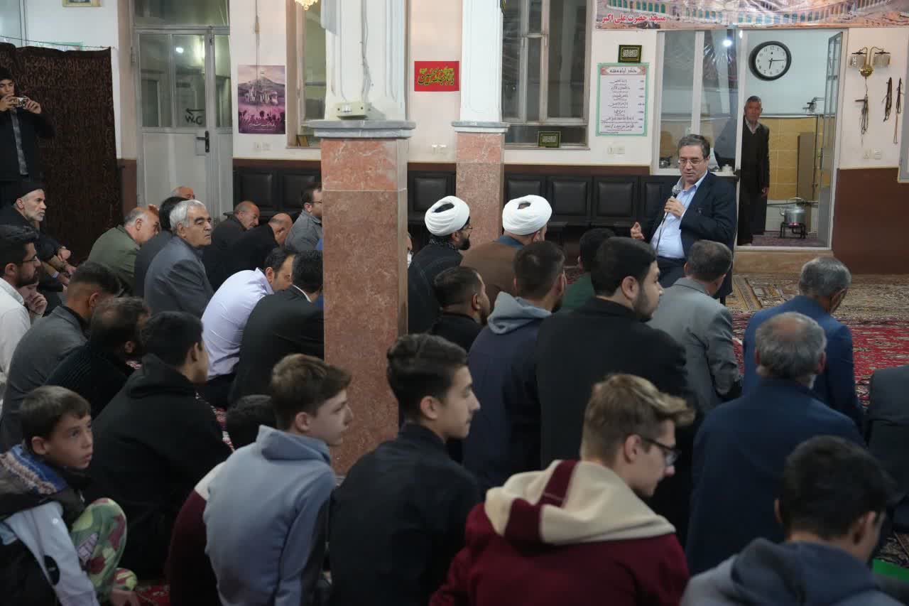 حضور استاندار آذربایجانغربی در جمع نمازگزاران مسجد علیاکبر ارومیه + تصاویر