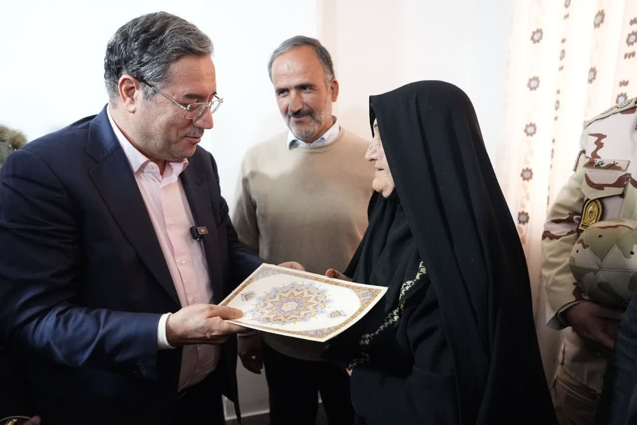 دیدار استاندار آذربایجان‌غربی با خانواده شهیدان ورمزیار در آستانه شب یلدا + تصاویر