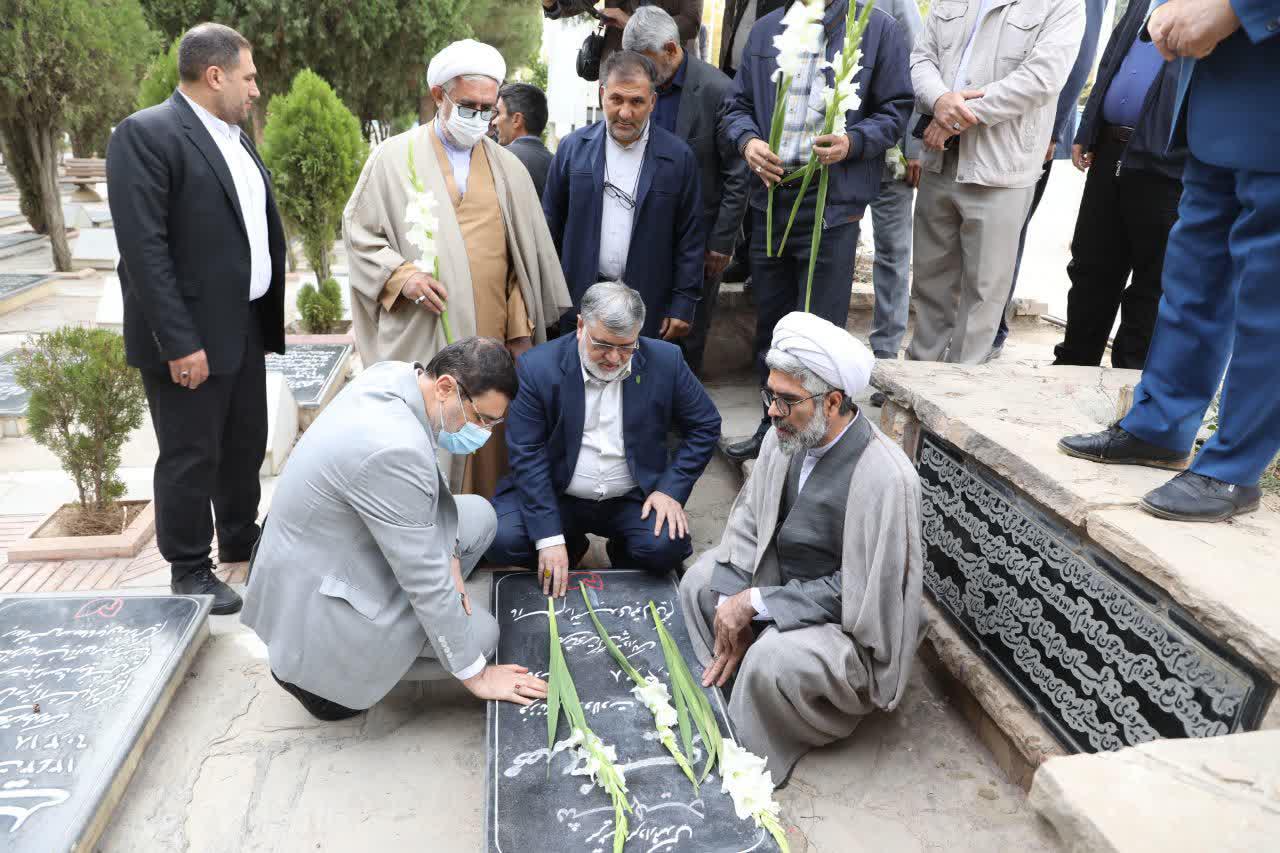 آلبوم تصویری / ادای احترام معاون رییس جمهور و استاندار آذربایجان غربی به مقام شامخ شهدا