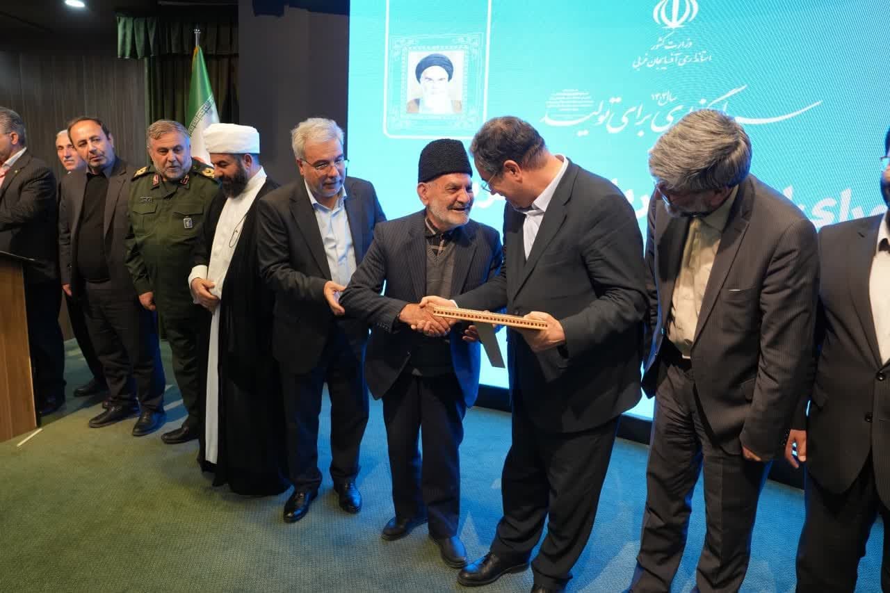 تجلیل از خانواده شهدا و فعالین اقتصادی در شورای اداری استان / تقدیر معاون رئیس جمهور و رئیس بنیاد شهید و امور ایثارگران از استاندار آذربایجانغربی