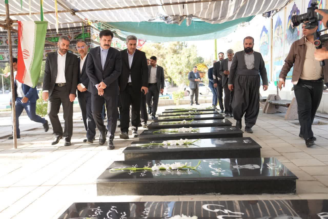 ادای احترام معاون رئیسجمهور به مقام شامخ شهدای ارومیه + تصاویر