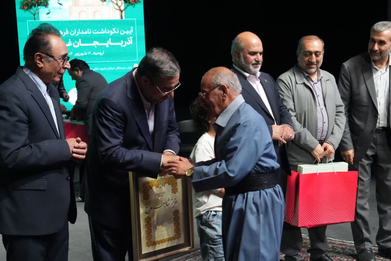 برگزاری آیین نکوداشت نامداران فرهنگ و هنر آذربایجانغربی + تصاویر