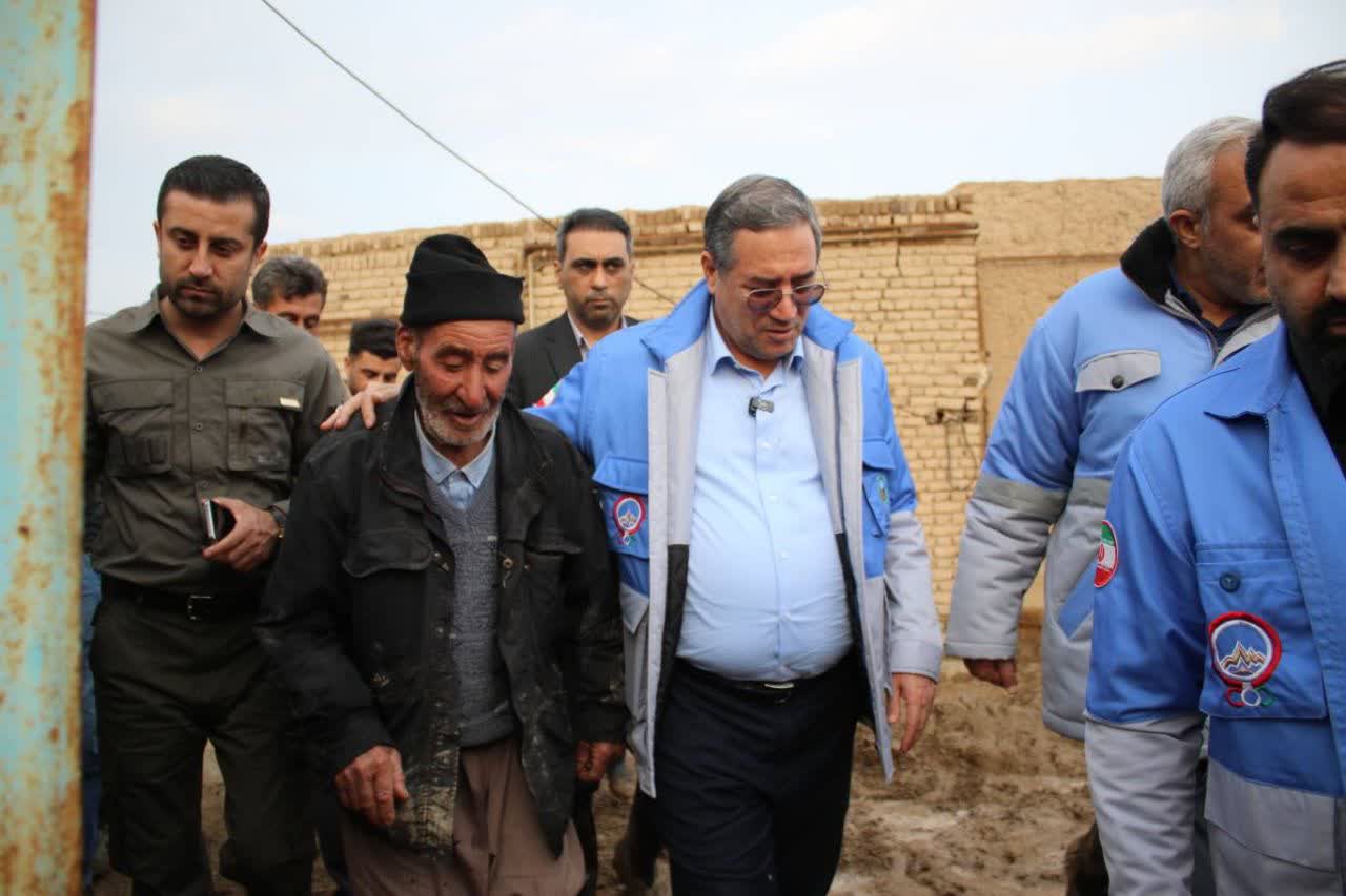 آلبوم تصویری / رحمانی از نزدیک پای درد دل روستاییان نشست