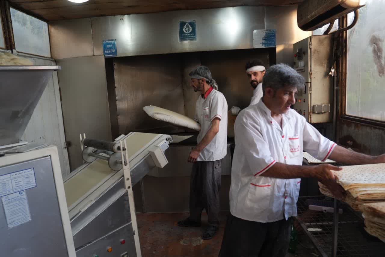 بازدید استاندار آذربایجانغربی از روند فعالیت نانوایی سیار صلواتی در ارومیه + تصاویر