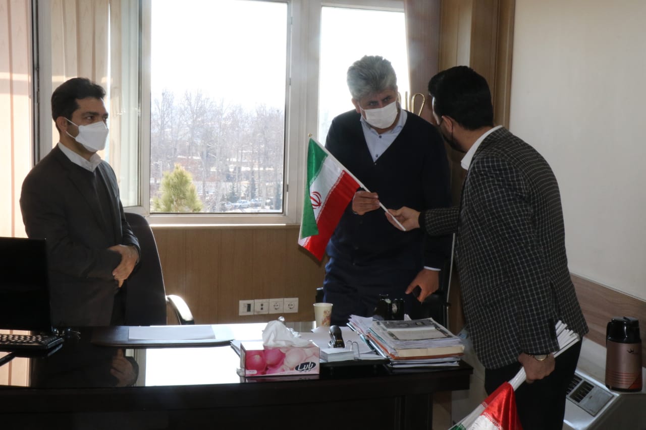 مشارکت همکاران استانداری در پویش پرچم افتخار در چهل و سومین سالگرد پیروزی انقلاب اسلامی