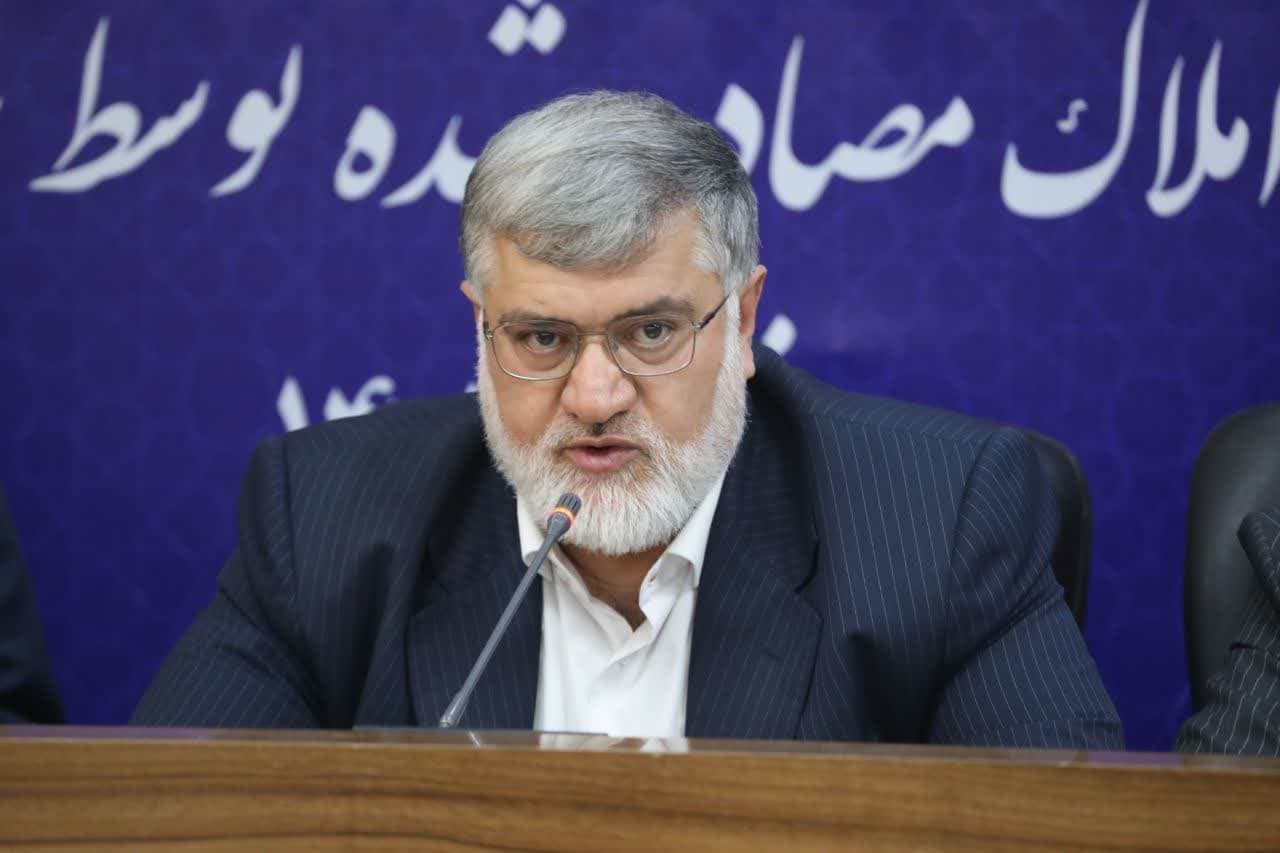 برگزاری مراسم واگذاری اسناد تمامی املاک مصادره شده توسط خاندان پهلوی در شاهین دژ به مردم + تصاویر