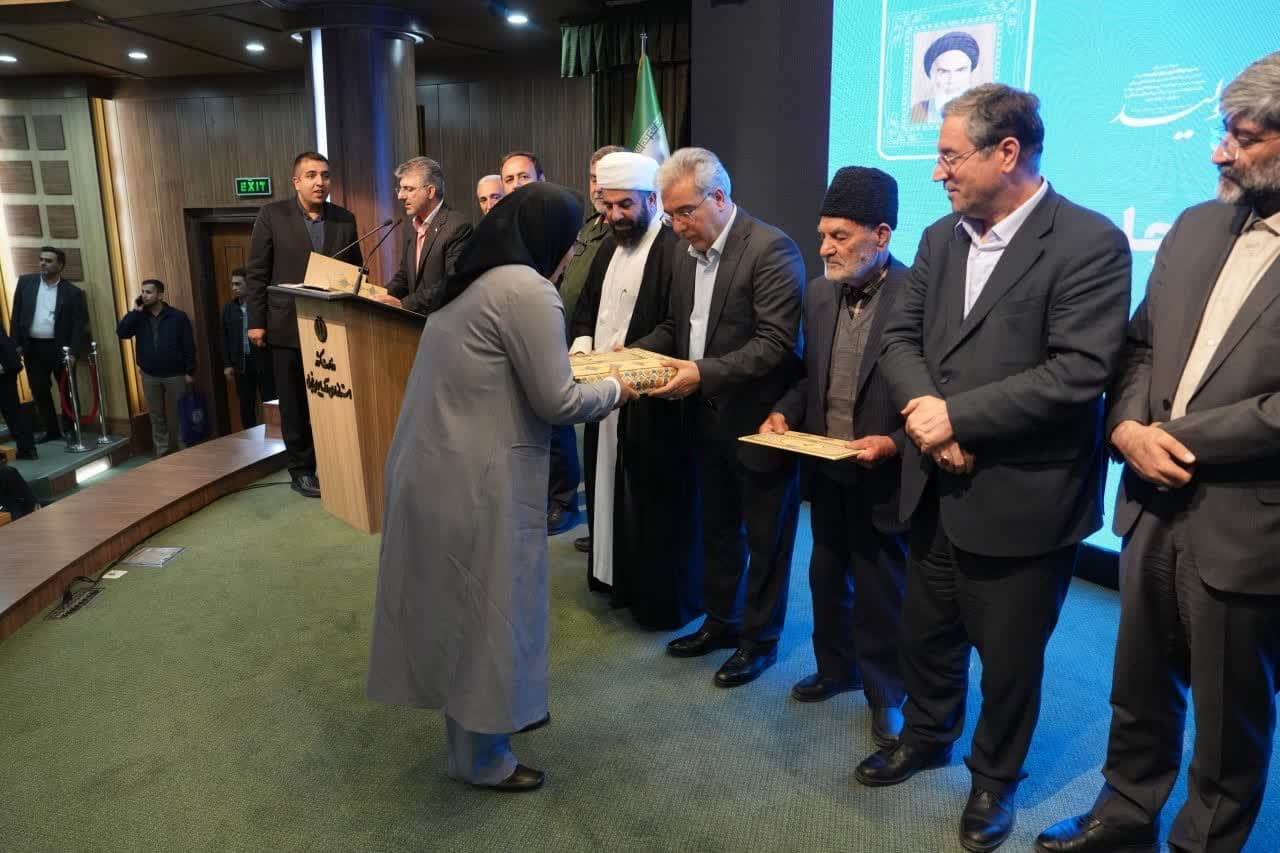 تجلیل از خانواده شهدا و فعالین اقتصادی در شورای اداری استان / تقدیر معاون رئیس جمهور و رئیس بنیاد شهید و امور ایثارگران از استاندار آذربایجانغربی