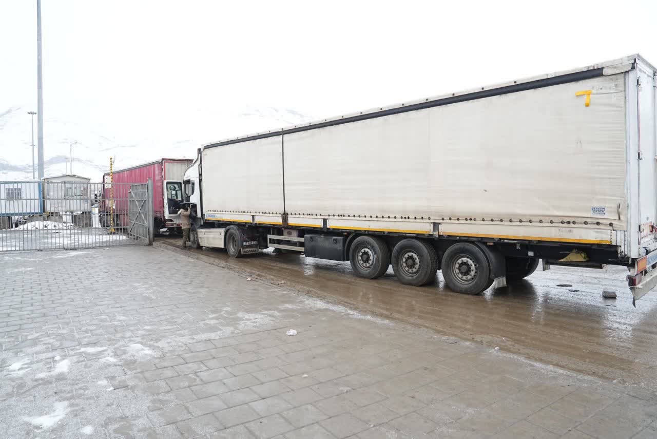 بازدید استاندار آذربایجان‌غربی از سالن مسافری، محوطه گمرک و پایانه مرزی بازرگان + تصاویر