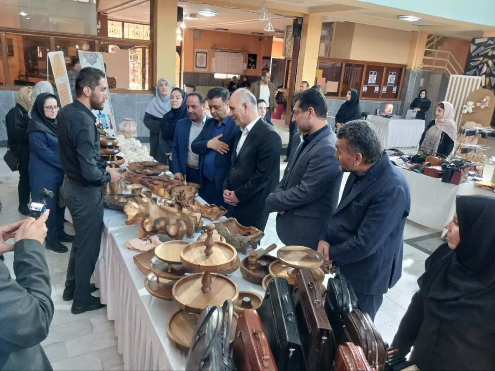 بازدید معاون استاندار آذربایجانغربی از نمایشگاه محصولات مشاغل خانگی در ارومیه + تصاویر