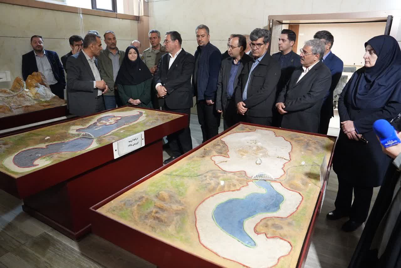 بازدید معاون رئیس‌جمهور و استاندار آذربایجان‌غربی از مجتمع تحقیقاتی رشکان + تصاویر