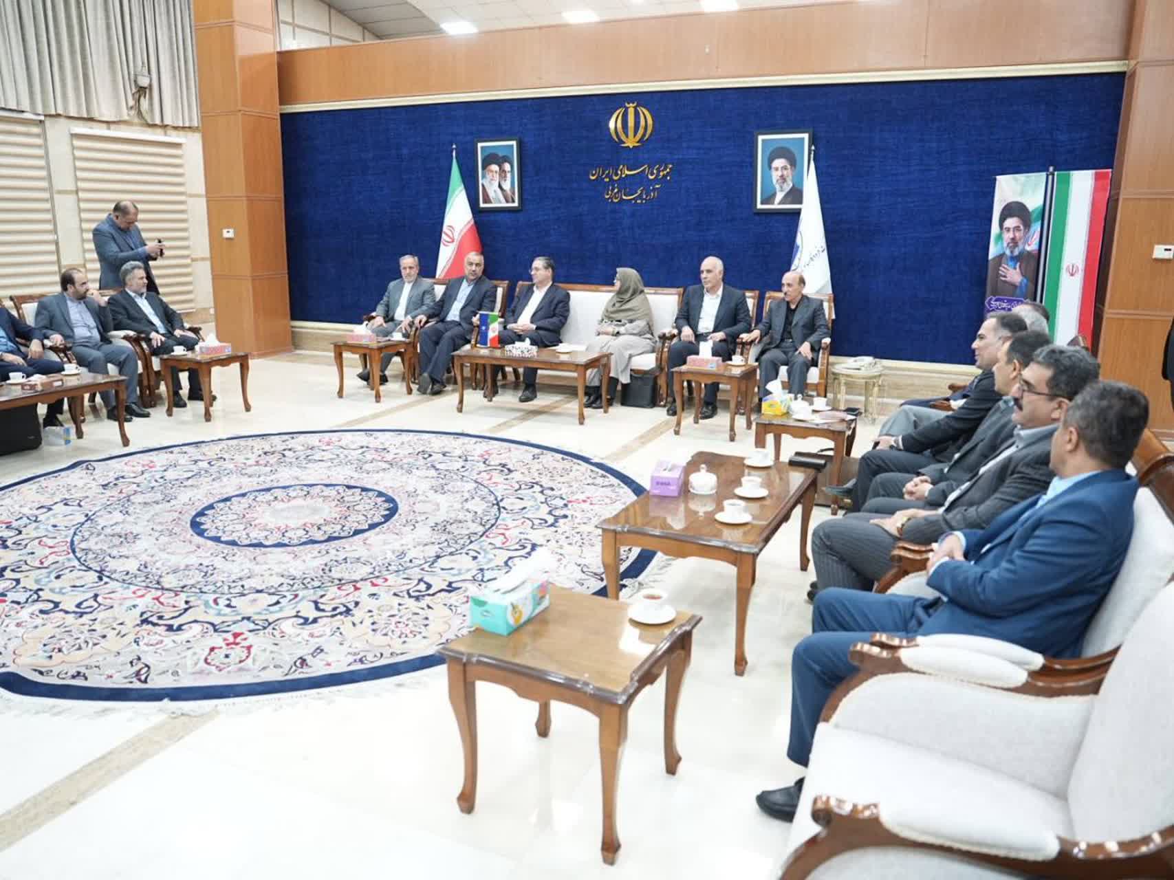 استقبال استاندار آذربایجانغربی از معاون رئیسجمهور و رئیس سازمان زندانهای کشور در فرودگاه ارومیه