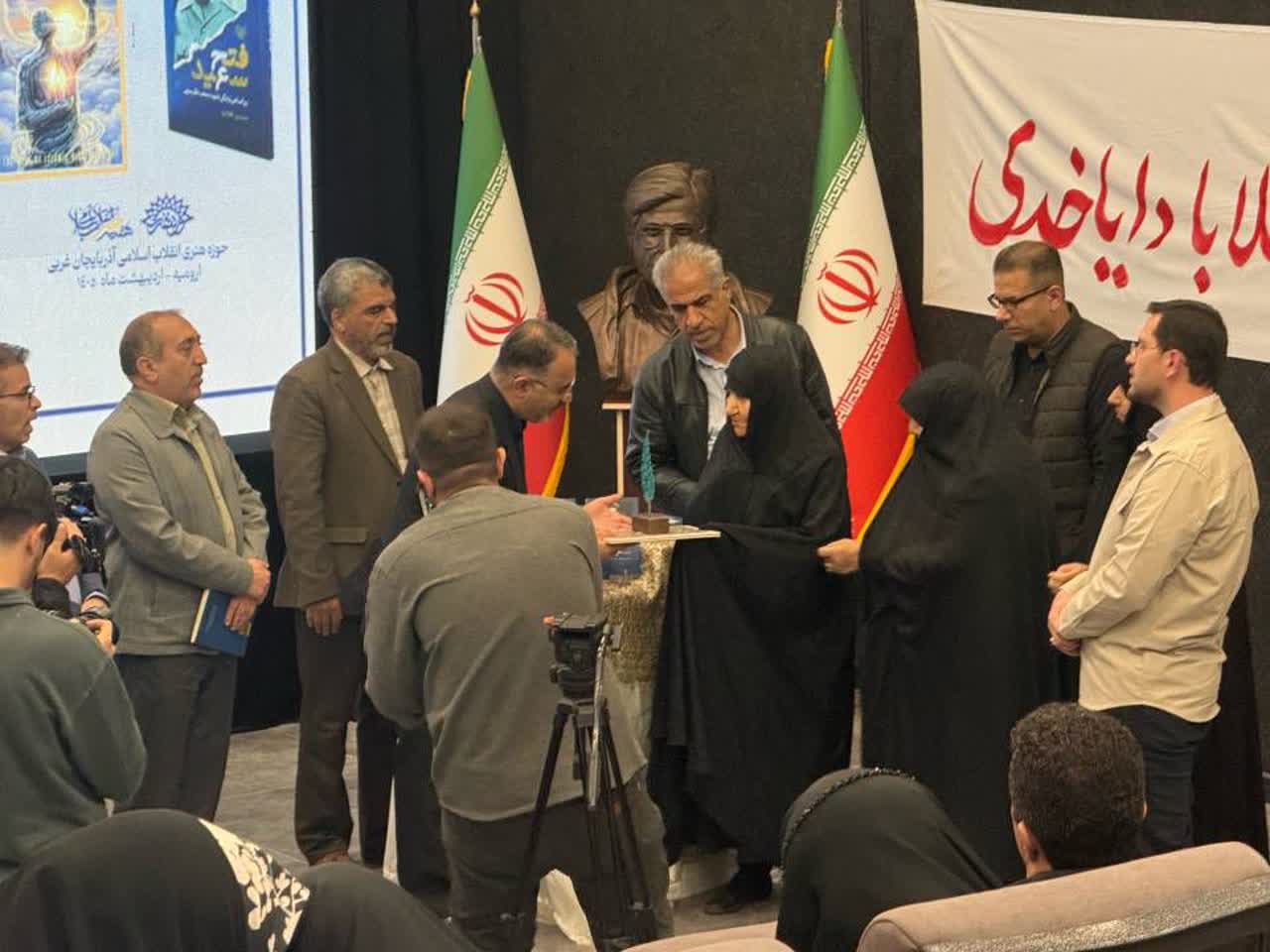 ضروریست هنرمندان تاریخ این روزهای پر آشوب و سرشار از حماسه را با زبان هنر منعکس نمایند