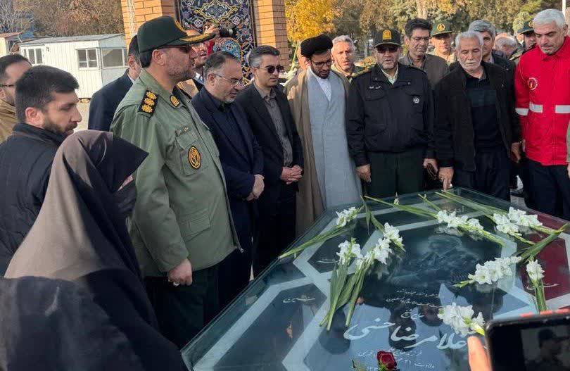 عطرافشانی و گلباران گلزار شهدای ارومیه + تصاویر