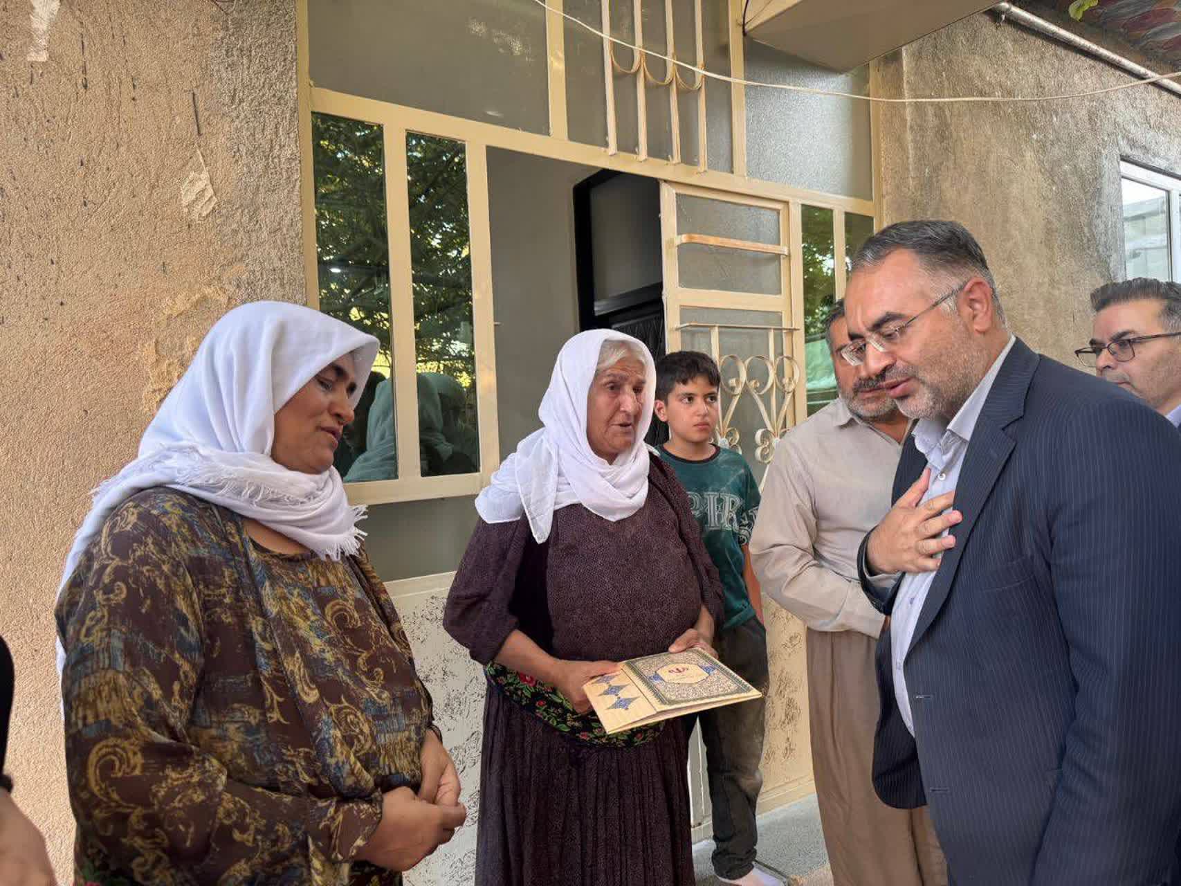 دیدار معاونین استاندار آذربایجانغربی با خانواده شهید ماموستا محمد نزهتی
