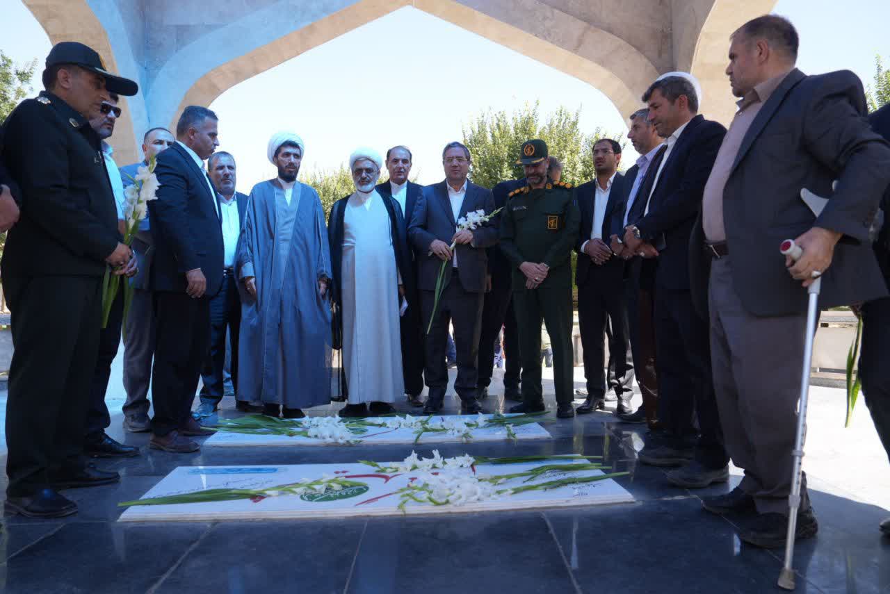 ادای احترام استاندار آذربایجانغربی به مقام شامخ شهدای شهرستان تکاب + تصاویر