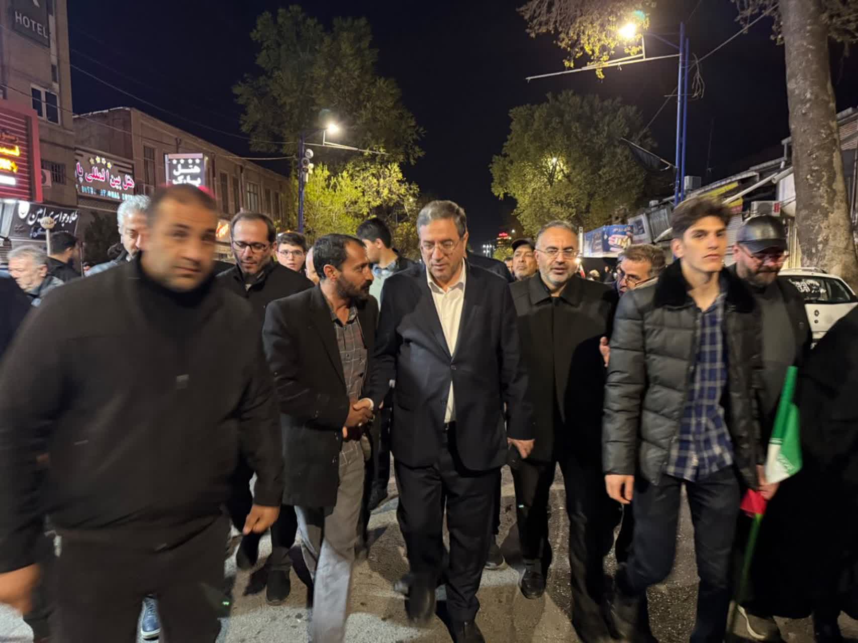 حضور شبانه استاندار آذربایجان‌غربی در میان مردم و بازدید از موکب‌های مستقر در ارومیه + تصاویر