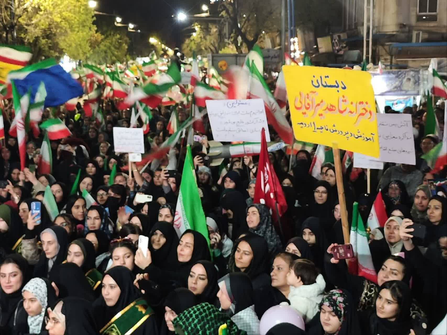 تداوم حضور گسترده مردم ارومیه در تجمع شبانه / حضور دختران مدافع وطن در آستانه روز دختر از جلوه های ویژه امشب بود