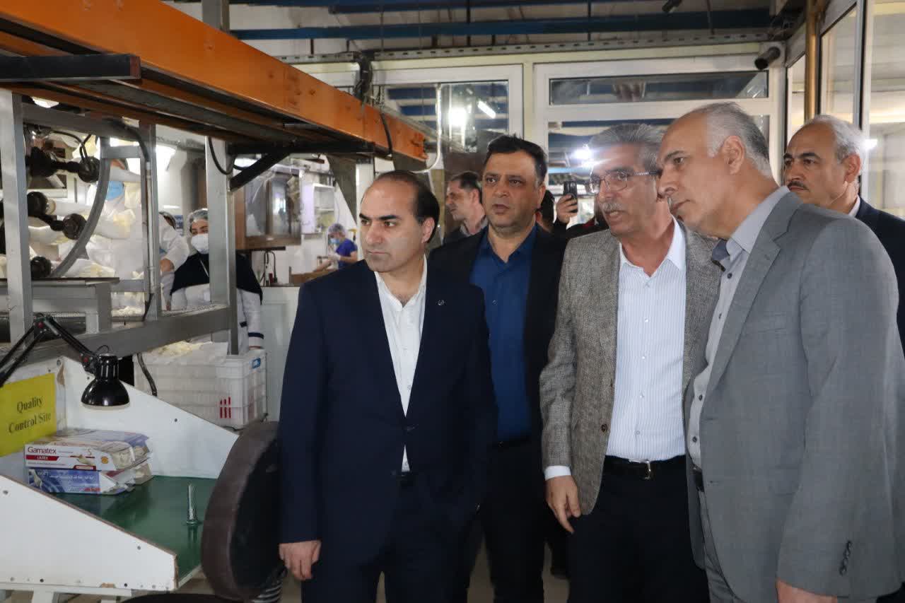 بازدید معاون استاندار آذربایجانغربی از مجموعه دستکش حریر ایران در ارومیه
