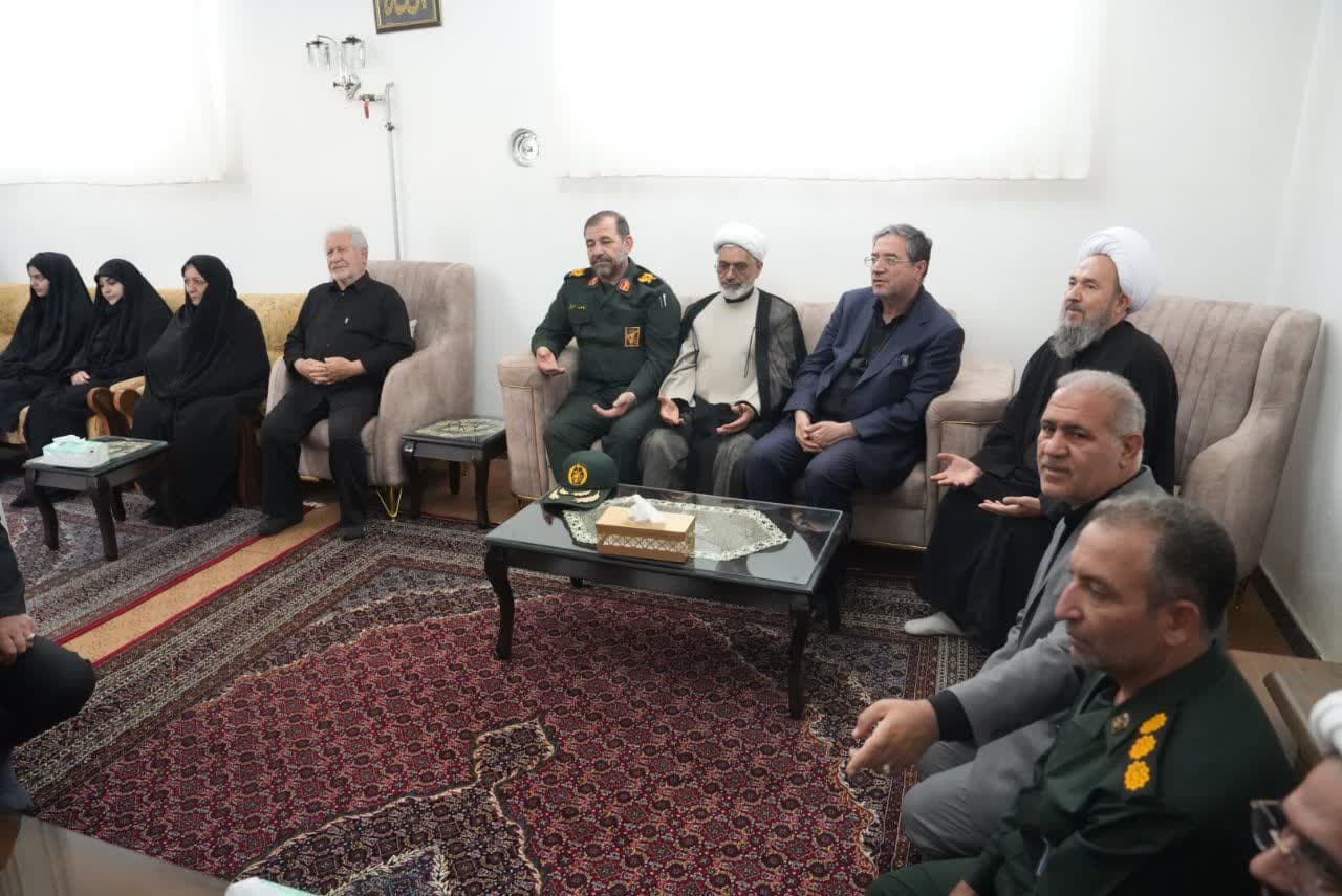 دیدار استاندار آذربایجانغربی با خانواده معزز شهید مصطفی خدایی + تصاویر