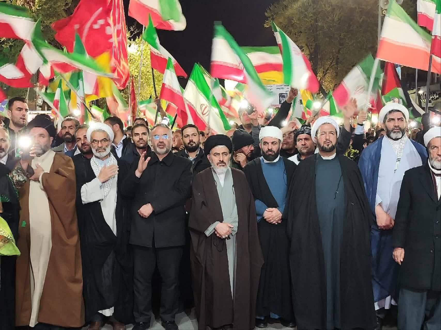 تداوم حضور شبانه مردم در خیابان/ اتحاد آهنین و قدرتمند اقشار مختلف مردم ارومیه در تجمعات شبانه بر علیه متجاوزین جنایتکار