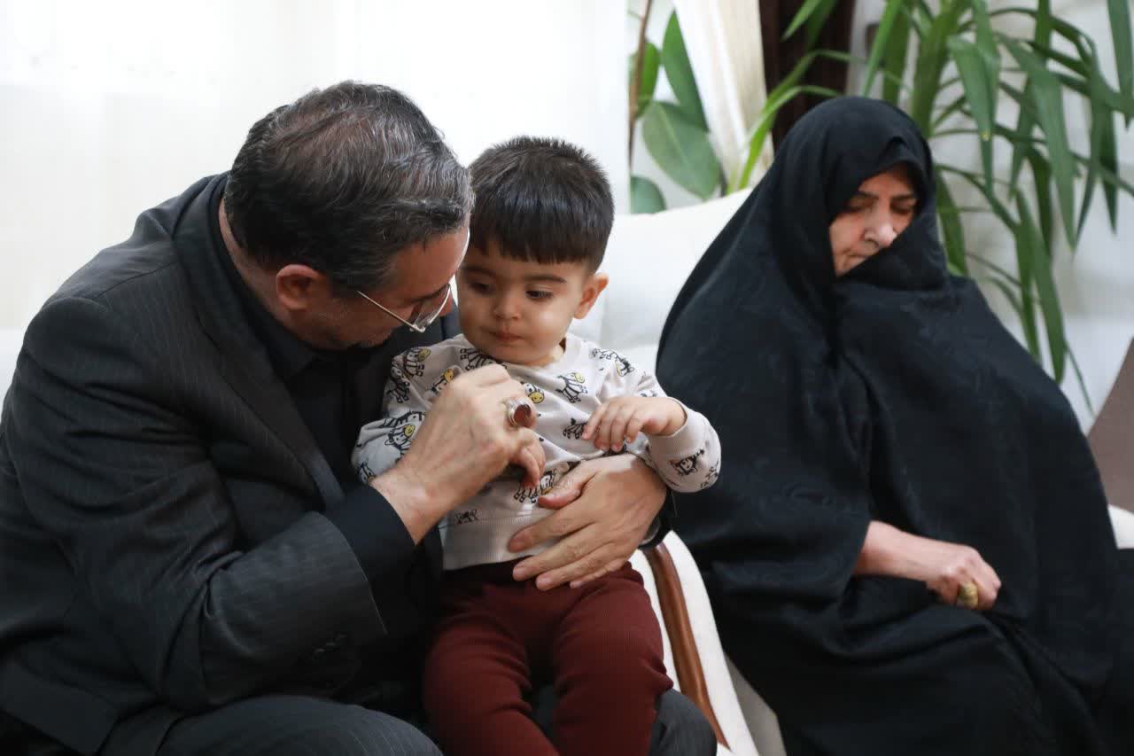 دیدار استاندار آذربایجان‌غربی با خانواده شهیدان علیپور و عبادی در ارومیه + تصاویر