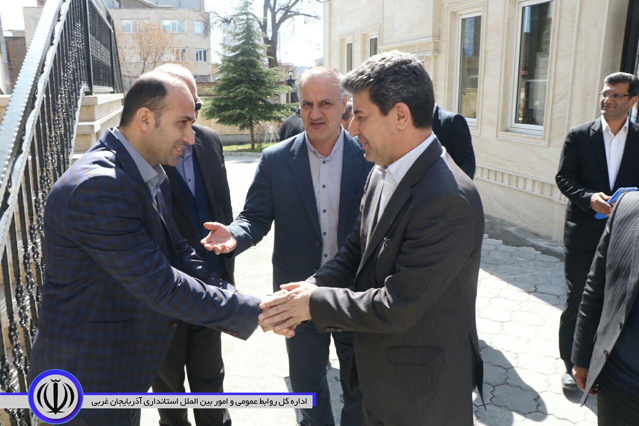 بازدید استاندار آذربایجان غربی از اداره کل امور اقتصادی و دارایی و خزانه معین استان