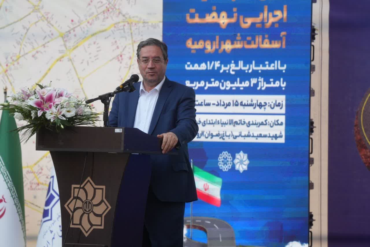 برگزاری آیین آغاز عملیات اجرایی نهضت آسفالتریزی شهر ارومیه + تصاویر