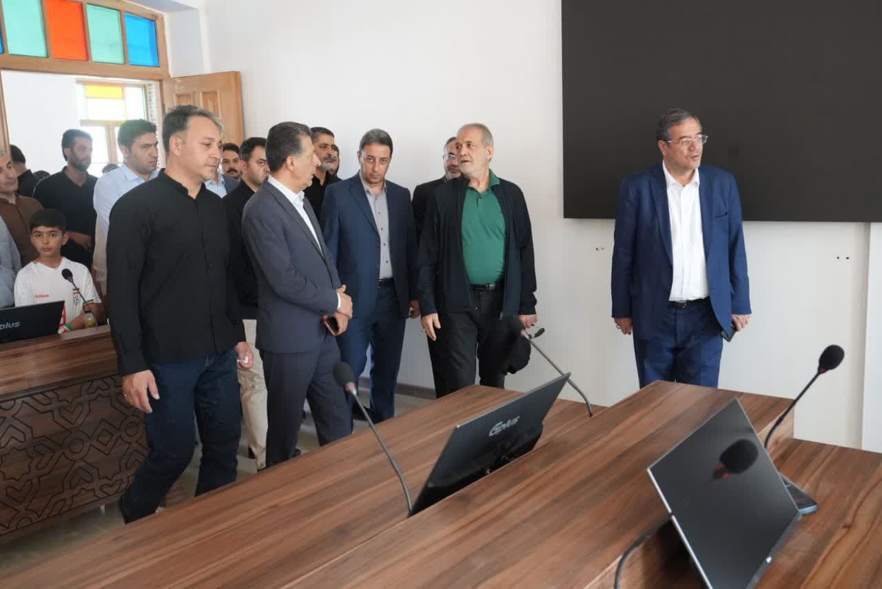 بازدید رئیسجمهور از مرکز خدمات سرمایهگذاری آذربایجانغربی + تصاویر