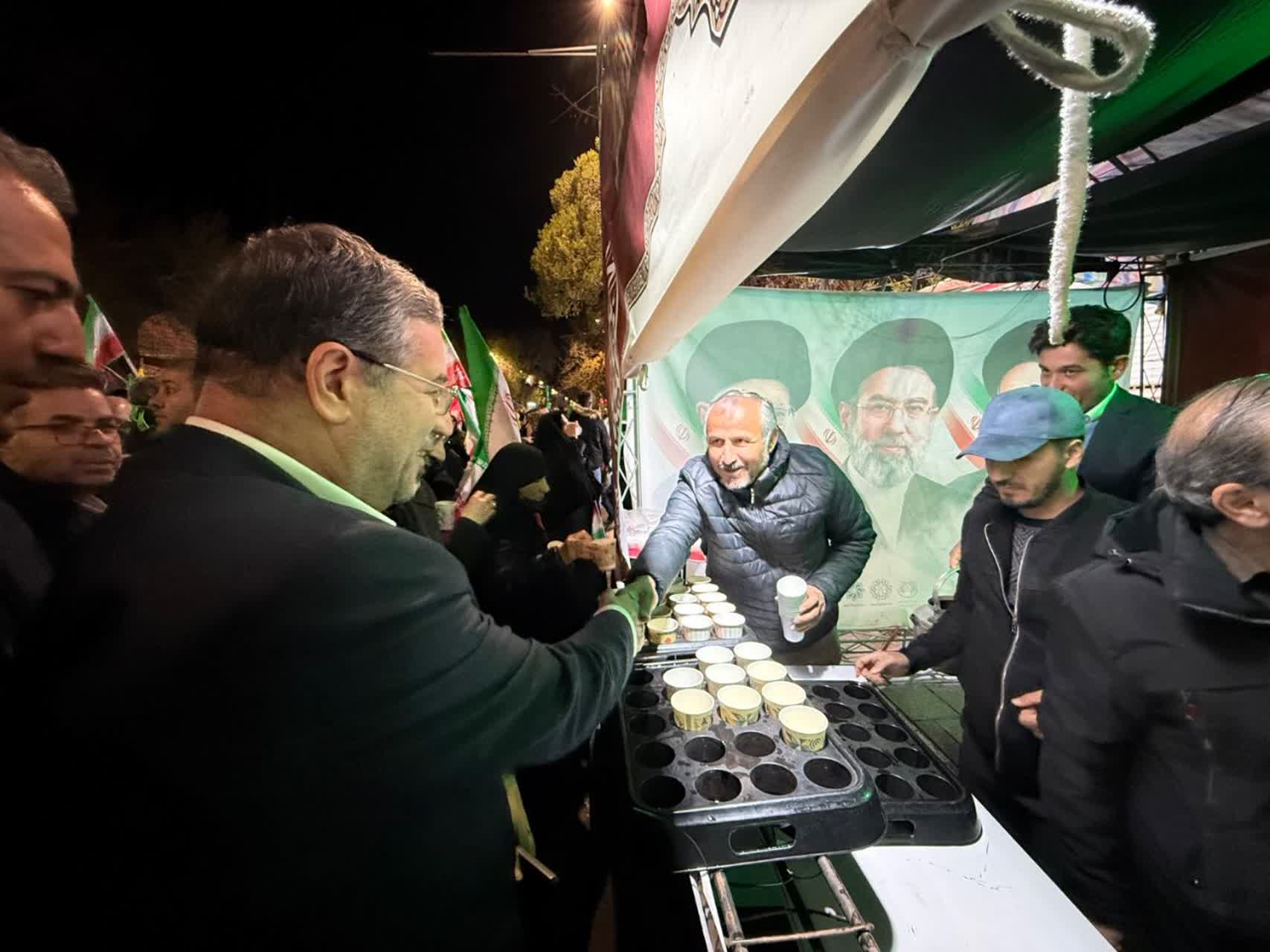 حضور شبانه استاندار آذربایجان‌غربی در میان مردم و بازدید از موکب‌های مستقر در ارومیه + تصاویر