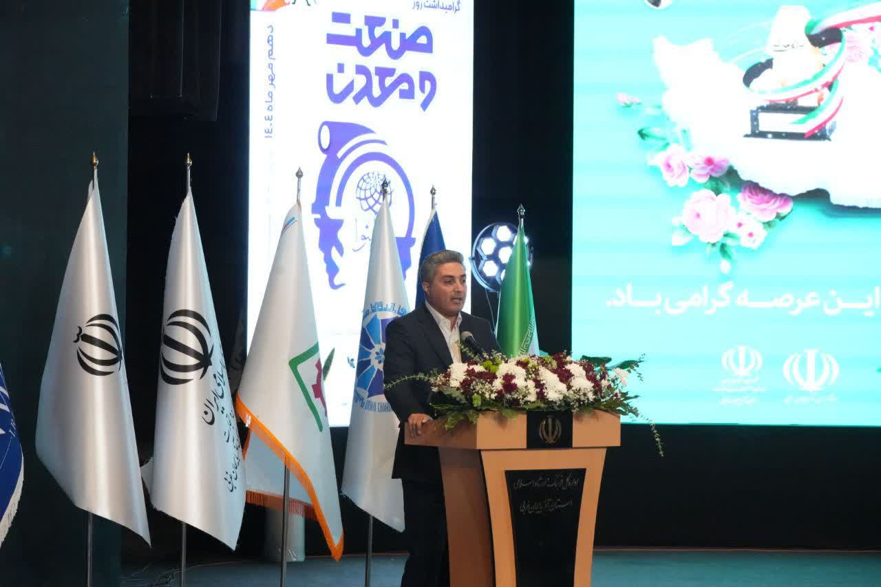 برگزاری آیین تجلیل از صنعتگران، معدنکاران و پیشکسوتان عرصه تولید در آذربایجانغربی + تصاویر