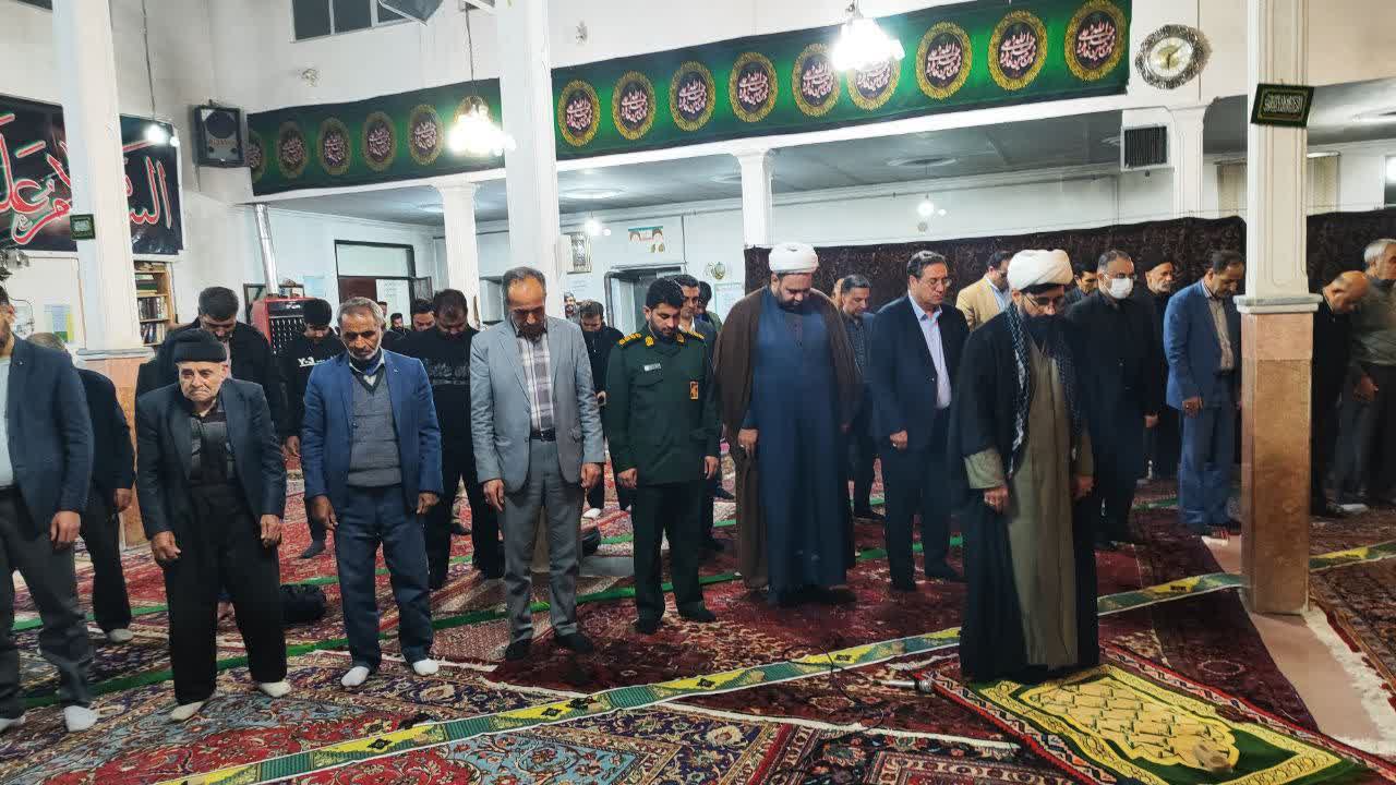 حضور استاندار آذربایجانغربی در جمع نمازگزاران مسجد علیاکبر ارومیه + تصاویر