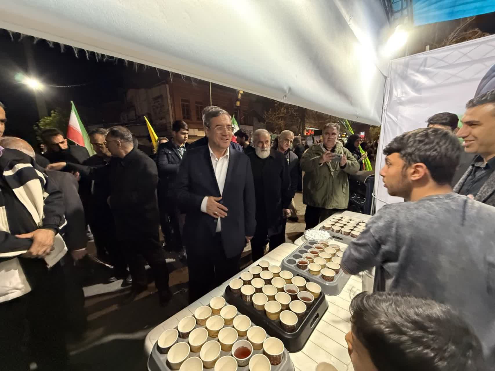 حضور شبانه استاندار آذربایجان‌غربی در میان مردم و بازدید از موکب‌های مستقر در ارومیه + تصاویر