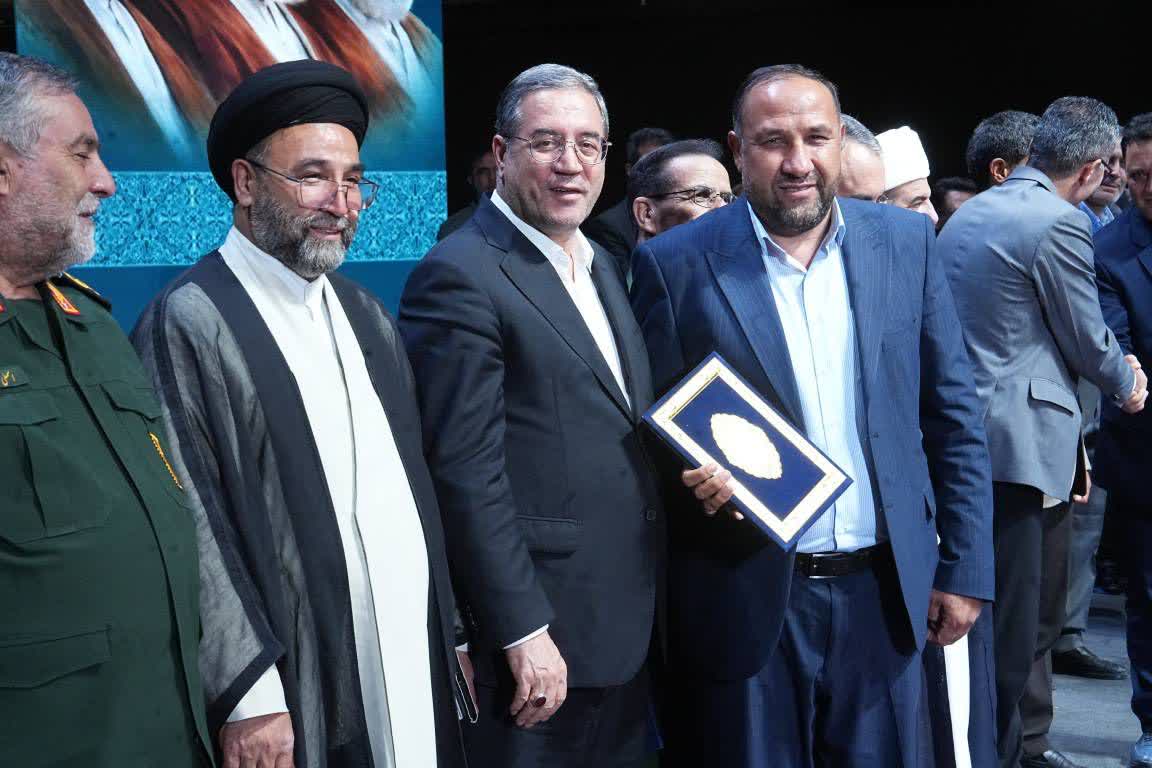 آلبوم تصویری / تجلیل از خدمتگزاران منتخب در جلسه شورای اداری آذربایجانغربی