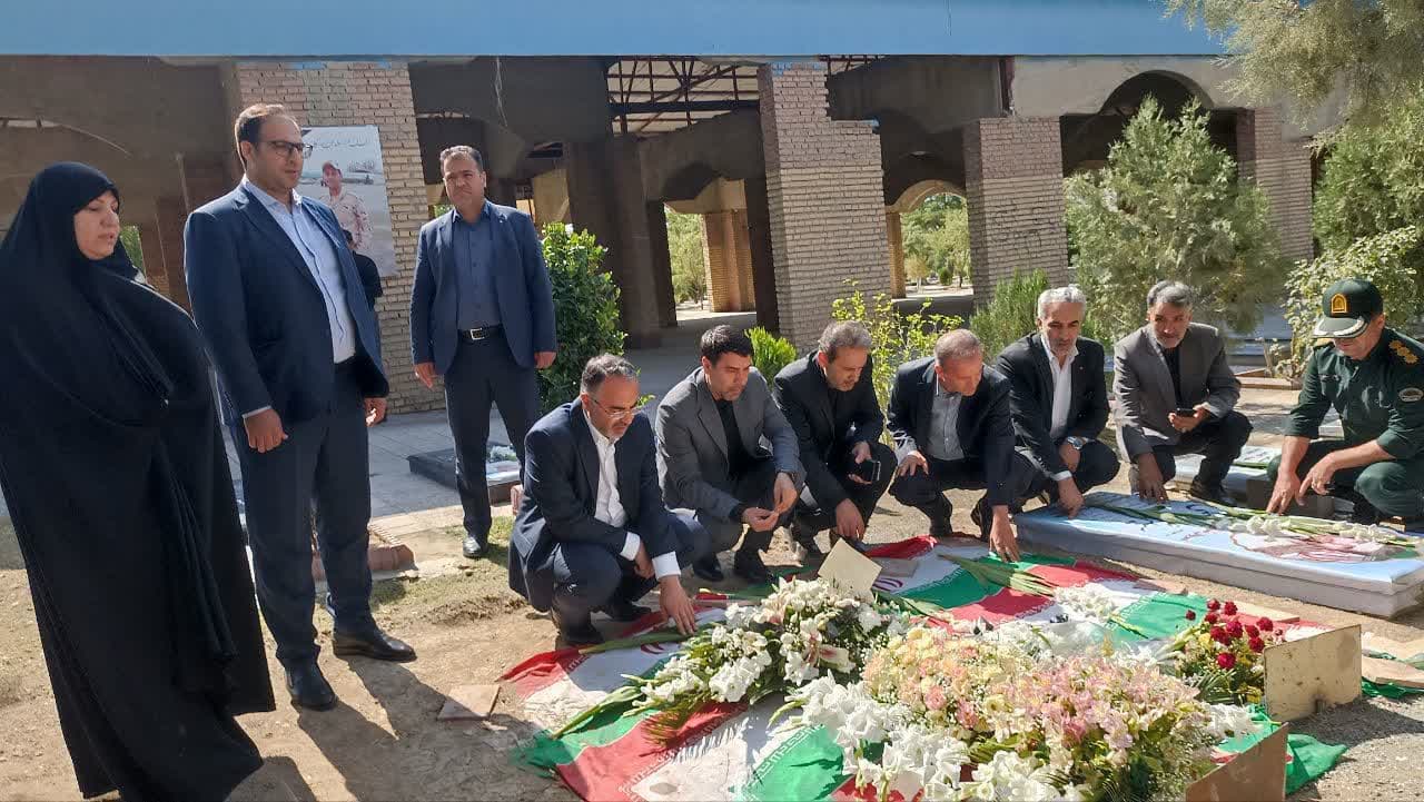 ادای احترام سرپرست معاونت سیاسی و اجتماعی استانداری آذربایجانغربی به مقام شامخ شهدای شهرستان نقده