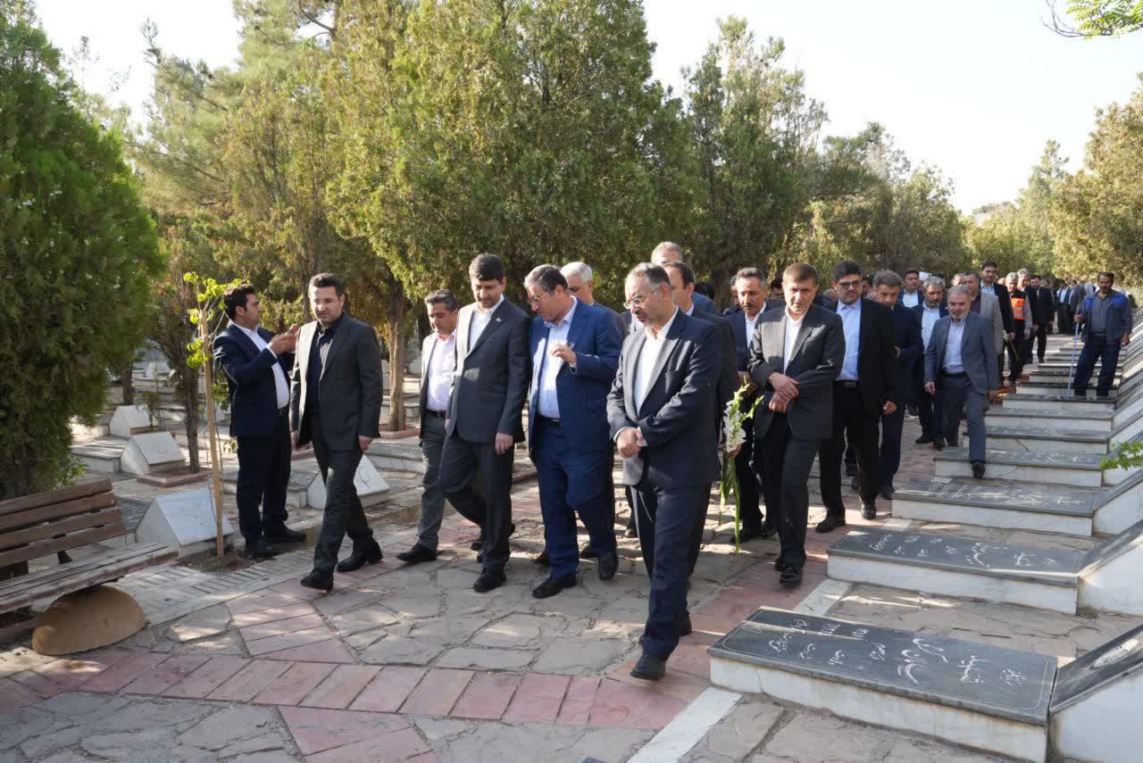 ادای احترام وزیر ارتباطات و فناوری اطلاعات به مقام شامخ شهدای ارومیه + تصاویر