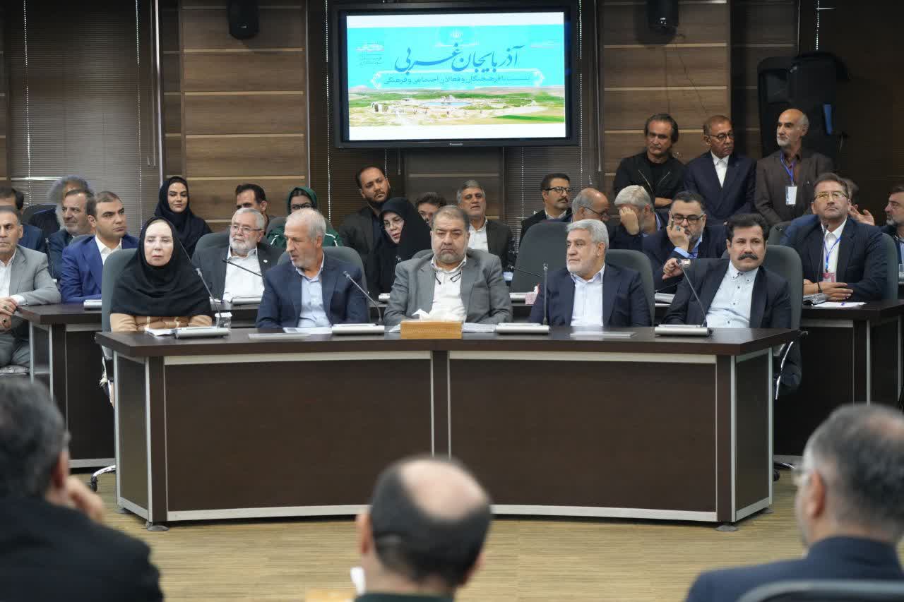 آلبوم تصویری / برگزاری نشست فرهیختگان و فعالان سیاسی، اجتماعی و فرهنگی آذربایجانغربی