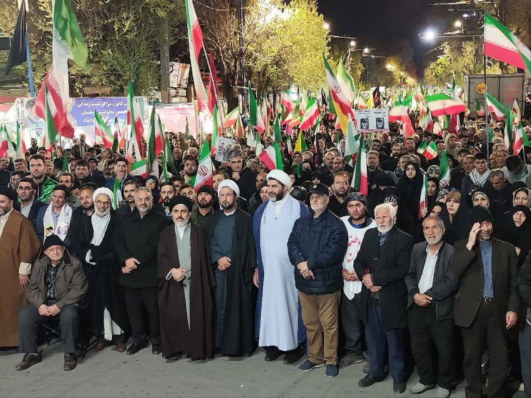 تداوم حضور شبانه مردم در خیابان/ اتحاد آهنین و قدرتمند اقشار مختلف مردم ارومیه در تجمعات شبانه بر علیه متجاوزین جنایتکار