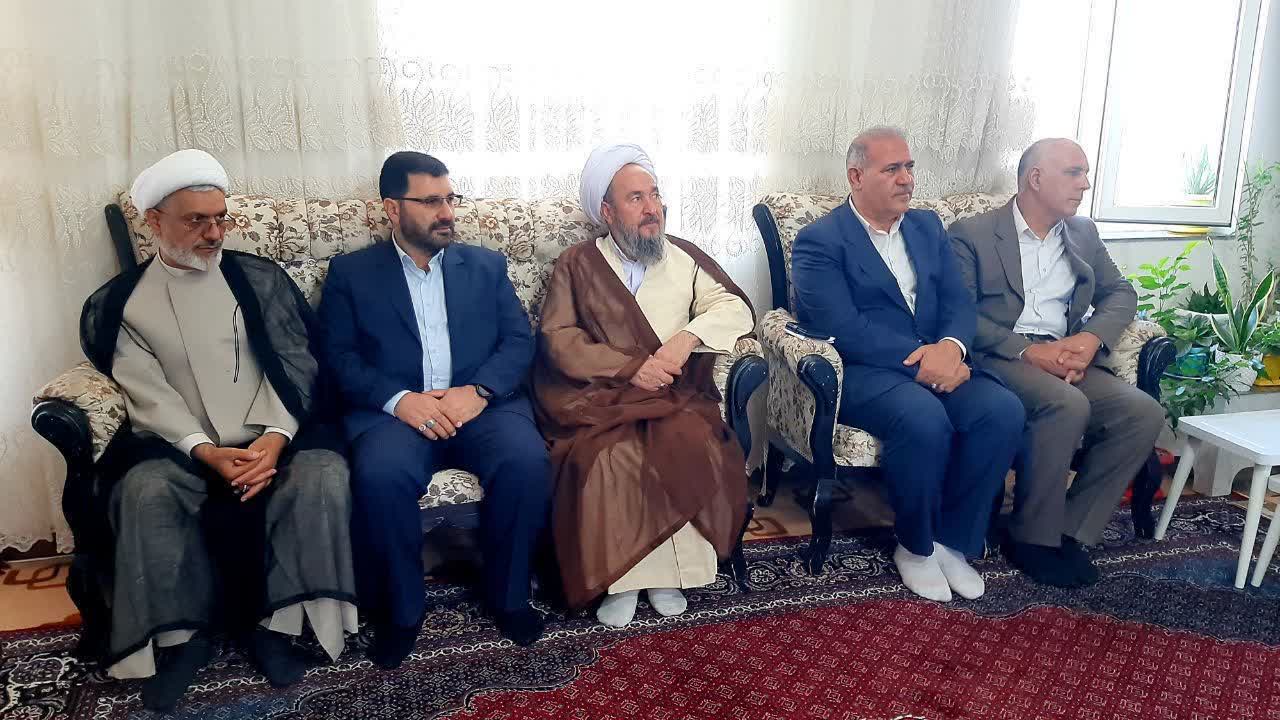 دیدار معاون هماهنگی امور اقتصادی استاندار آذربایجانغربی با خانواده شهید فیضیان + تصاویر