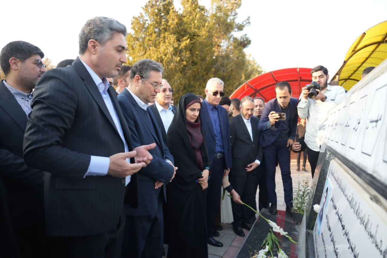 وزیر راه و شهرسازی به مقام شامخ شهدای ارومیه ادای احترام کرد + تصاویر