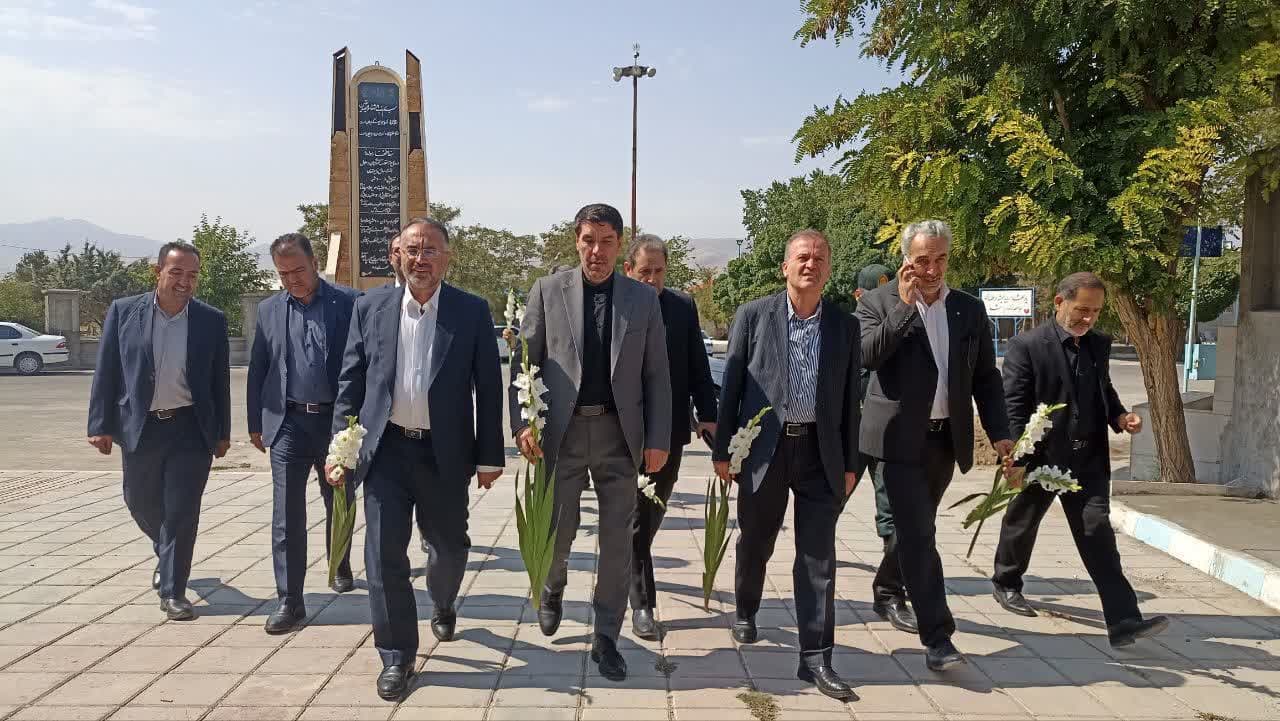 ادای احترام سرپرست معاونت سیاسی و اجتماعی استانداری آذربایجانغربی به مقام شامخ شهدای شهرستان نقده