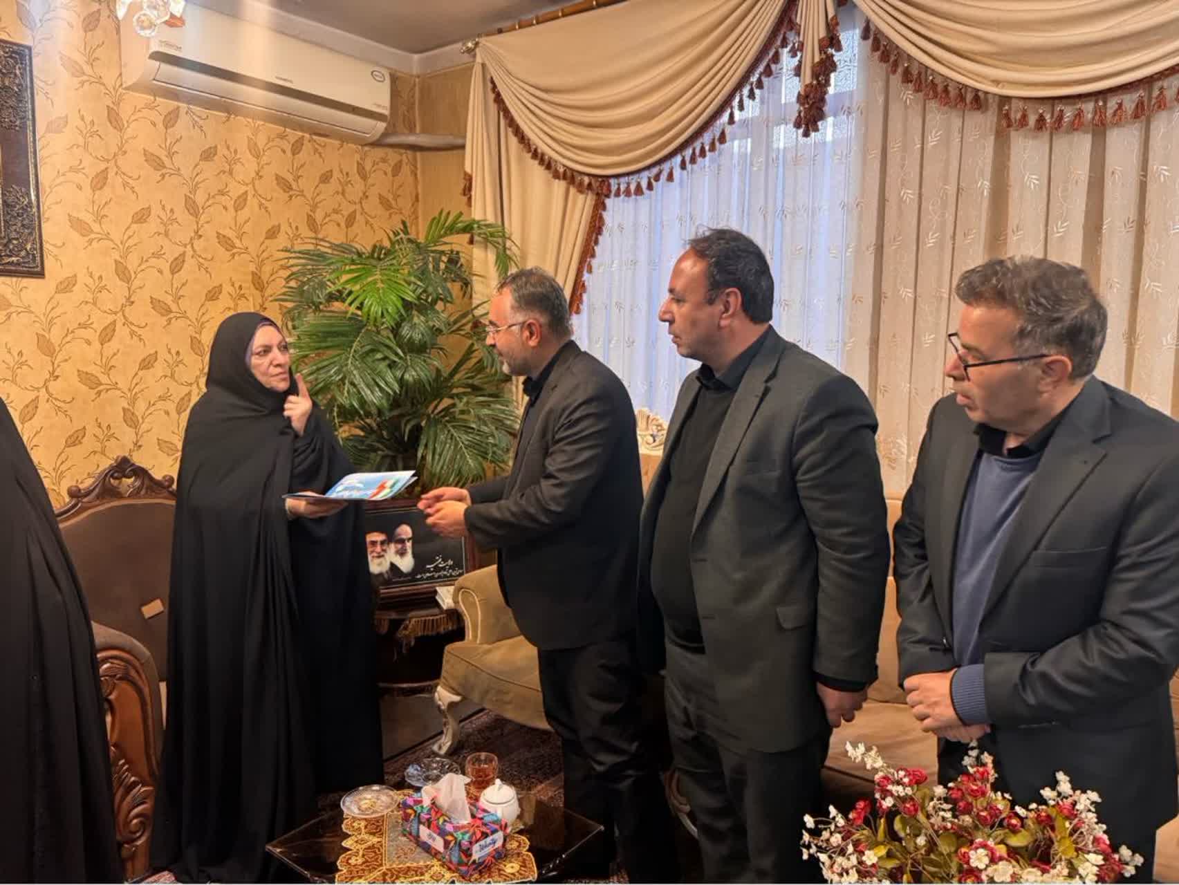 رشادت و ایثارگری شهیدان و خانواده‌های آنان نباید فراموش شود