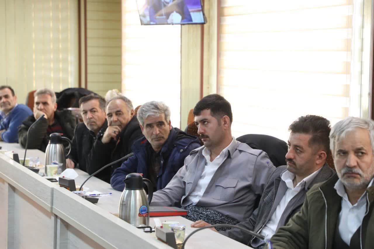 آلبوم تصویری / برگزاری نشست جمعی از فعالان اقتصادی و تولیدکنندگان شهرستان نقده با استاندار آذربایجانغربی