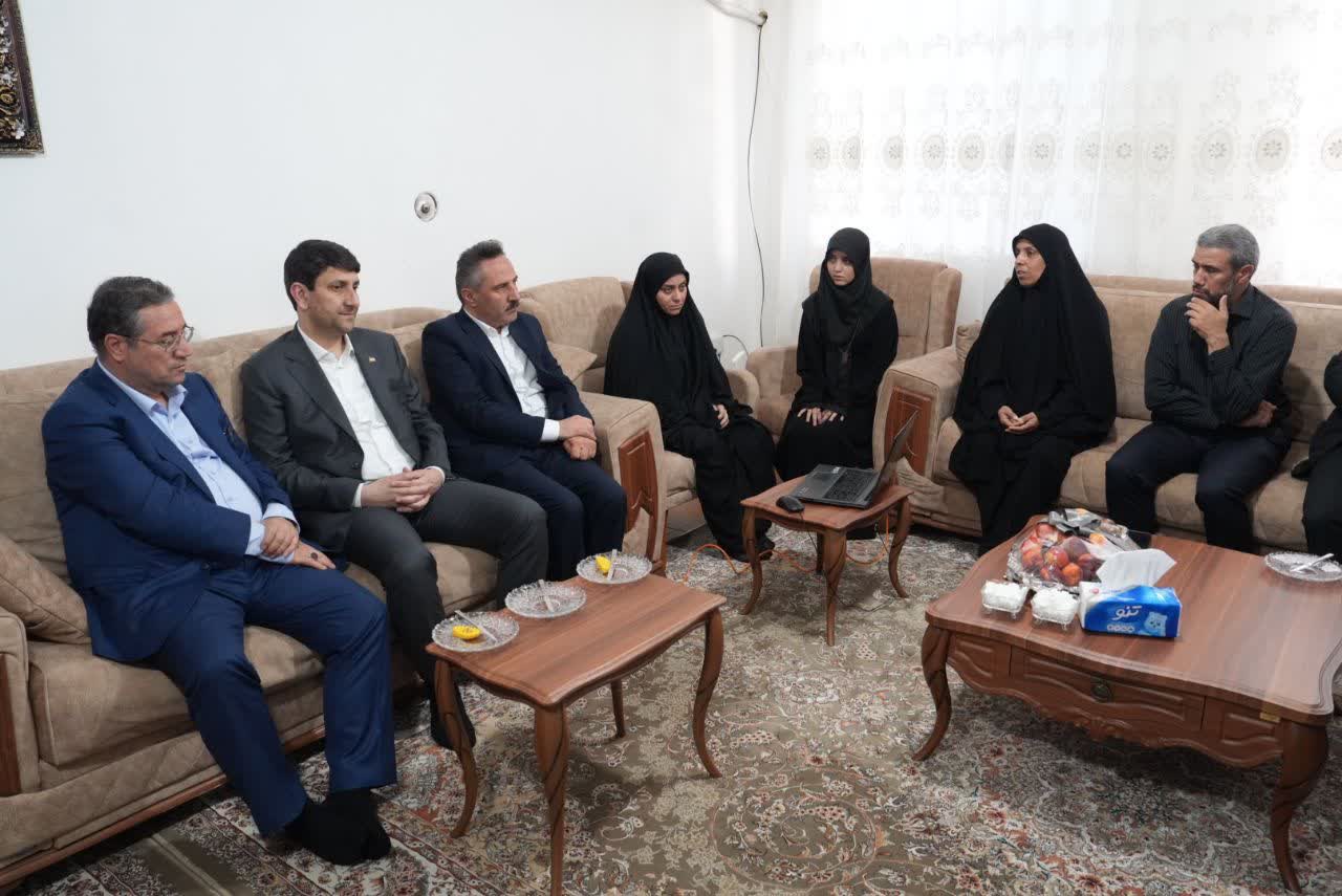 دیدار وزیر ارتباطات و فناوری اطلاعات با خانواده شهید سردار نارنجی + تصاویر