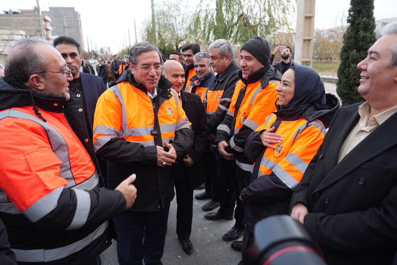 برگزاری آیین رژه نمادین 350 دستگاه ناوگان حمل‌ونقل جدید وارداتی آذربایجان‌غربی + تصاویر