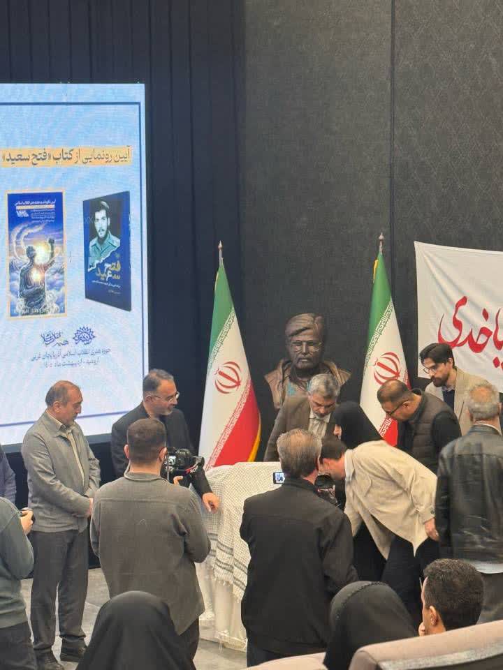 ضروریست هنرمندان تاریخ این روزهای پر آشوب و سرشار از حماسه را با زبان هنر منعکس نمایند