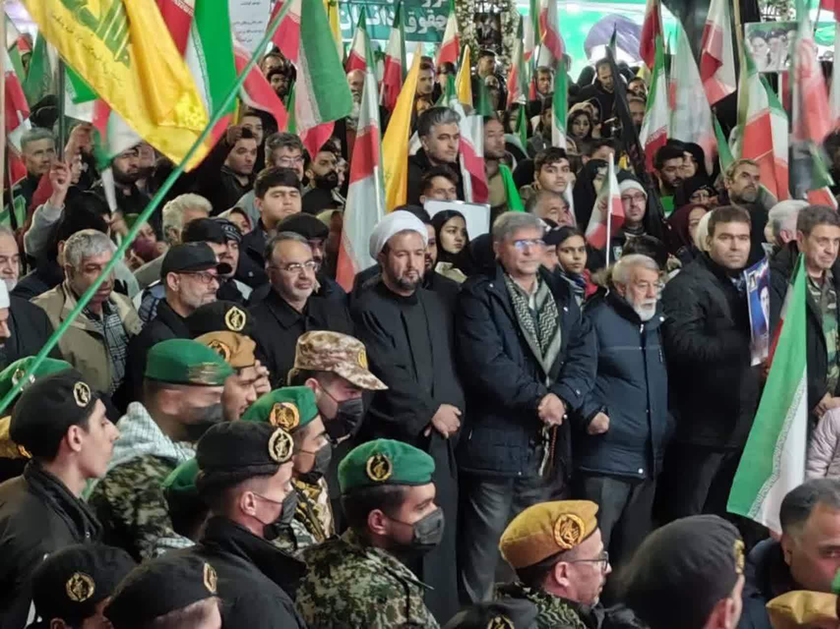 تداوم اجتماع شبانه مردم ارومیه؛ خیابان و میدان دو محور ایستادگی در شبهای تاریخی + تصاویر