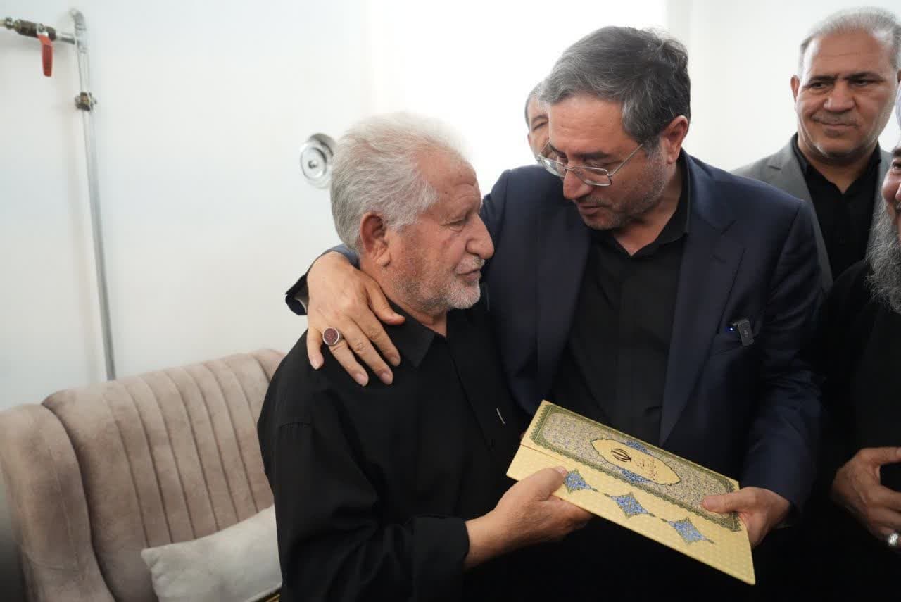 دیدار استاندار آذربایجانغربی با خانواده معزز شهید مصطفی خدایی + تصاویر